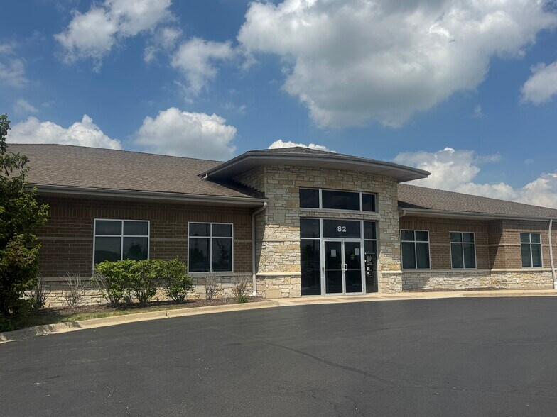 82 Miller Dr, North Aurora, IL à louer - Photo de l’immeuble – Image 2 sur 9