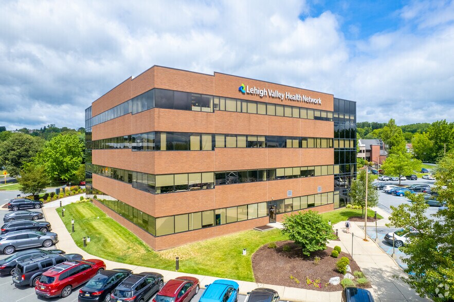 1611 Pond Rd, Allentown, PA à vendre - Photo de l’immeuble – Image 3 sur 3