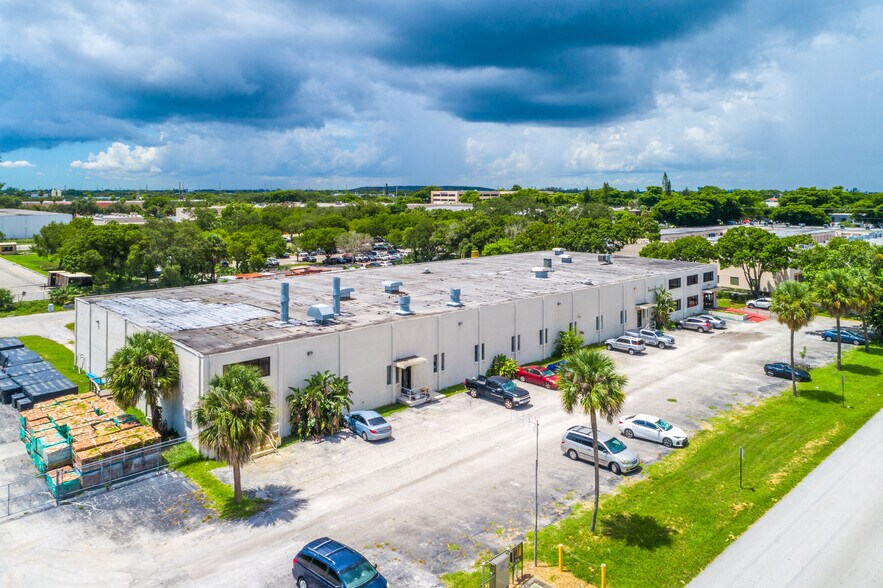 1498 NW 3rd St, Deerfield Beach, FL à louer - Photo de l’immeuble – Image 2 sur 9