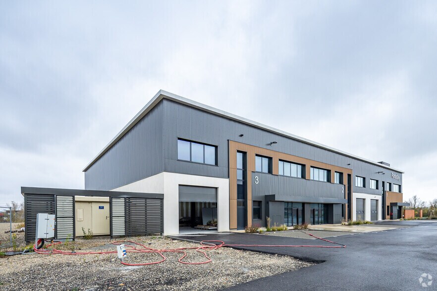 Local d’activités dans Saint-Priest à louer - Photo de l’immeuble – Image 2 sur 2