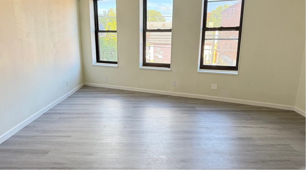 9414 Corona Ave, Elmhurst, NY à vendre - Photo intérieure – Image 2 sur 3