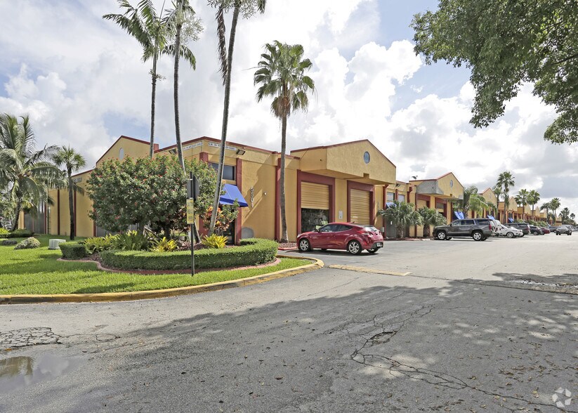 5501-5595 NW 74th Ave, Miami, FL à louer - Photo principale – Image 2 sur 8