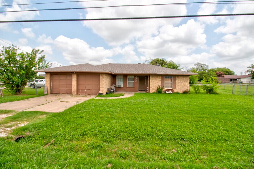 104 Maple st, Gunter, TX à vendre - Photo principale – Image 1 sur 19