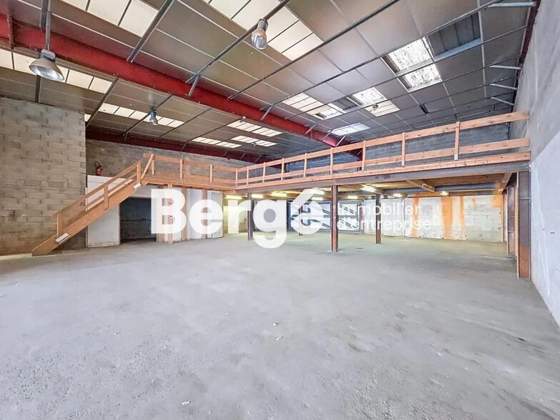 Industriel/Logistique dans Mandelieu-la-Napoule à louer - Photo de l’immeuble – Image 1 sur 9