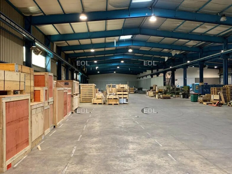 Local d’activités dans Saint-Rémy-de-Provence à louer - Photo de l’immeuble – Image 2 sur 2