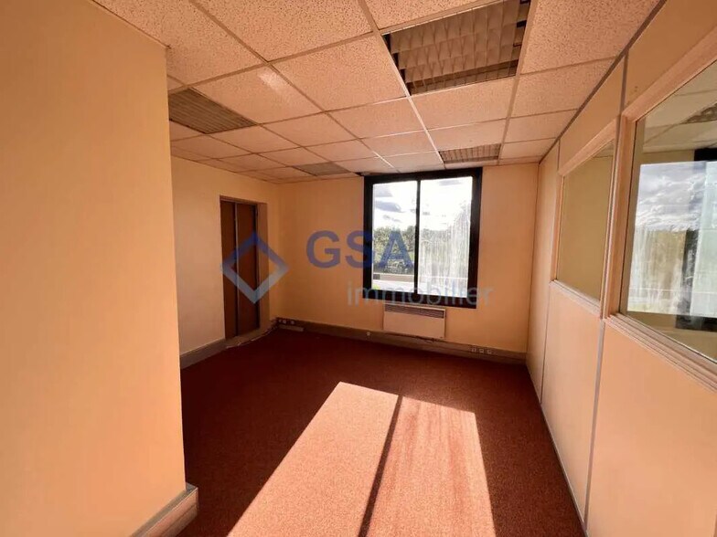 Bureau dans Évry-Courcouronnes à vendre - Photo de l’immeuble – Image 3 sur 5