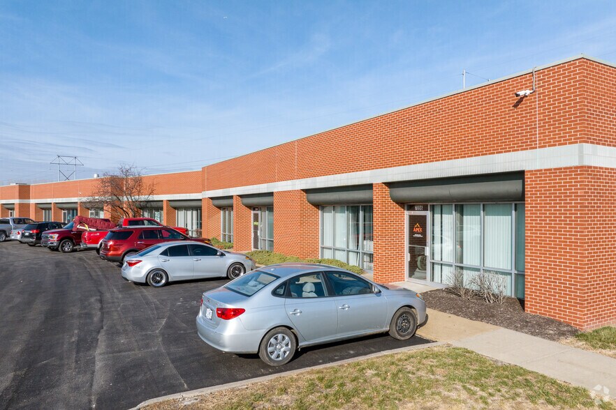 7050-7098 Universal Ave, Kansas City, MO à louer - Photo de l’immeuble – Image 1 sur 8
