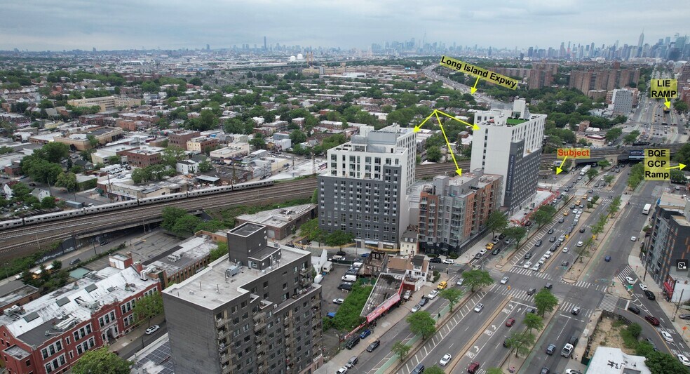 68-20 Queens Blvd, Woodside, NY à vendre - Photo de l’immeuble – Image 2 sur 25