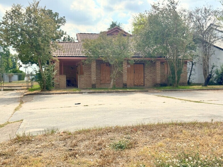 807 Peakwood Dr, Houston, TX à vendre - Photo de l’immeuble – Image 3 sur 13