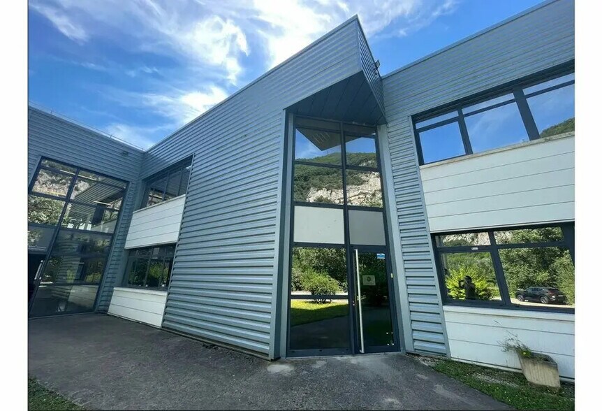 Local d’activités dans Échirolles à louer - Photo de l’immeuble – Image 1 sur 4