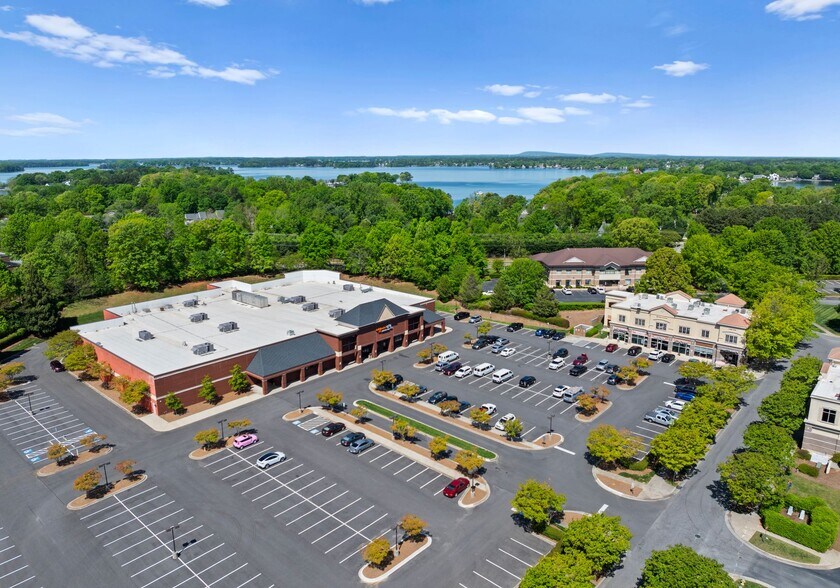 17015 Kenton Dr, Cornelius, NC à louer - Photo de l’immeuble – Image 3 sur 8