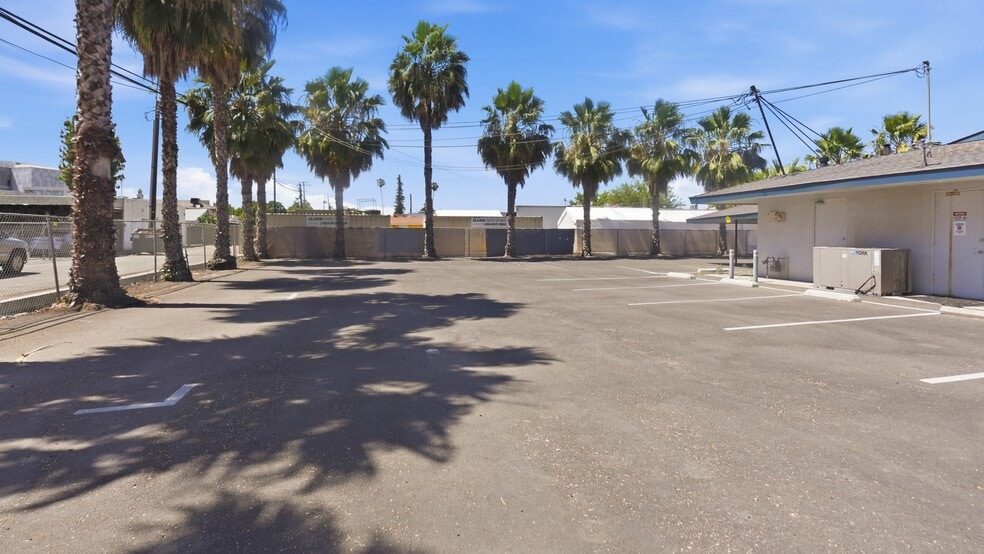 324 S Gateway Dr, Madera, CA à vendre - Photo de l’immeuble – Image 3 sur 9