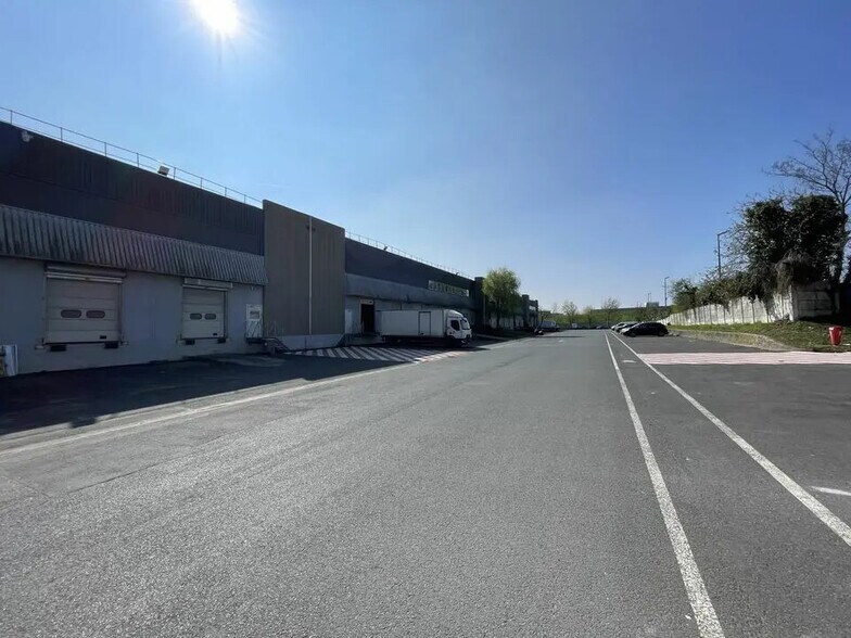 Industriel/Logistique dans Stains à louer - Photo de l’immeuble – Image 3 sur 8