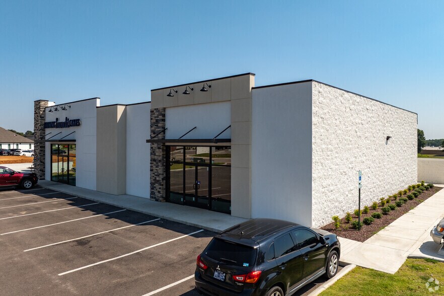 1373 Union University Dr, Jackson, TN à louer - Photo de l’immeuble – Image 3 sur 17