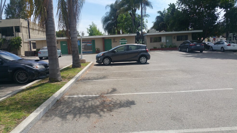 1001 E Chapman Ave, Fullerton, CA à vendre - Photo de l’immeuble – Image 2 sur 12