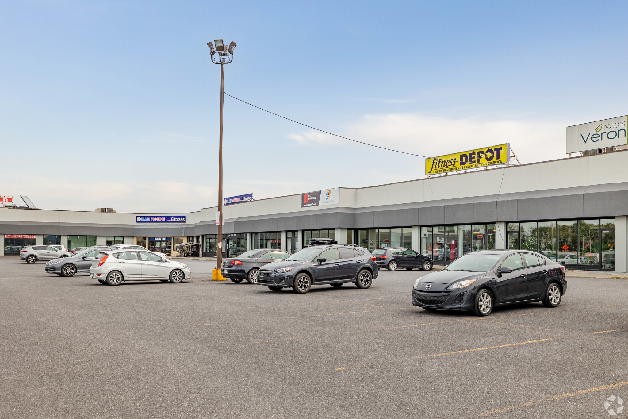 588-670 Rue Jean-Neveu, Longueuil, QC à louer Photo principale– Image 1 sur 8