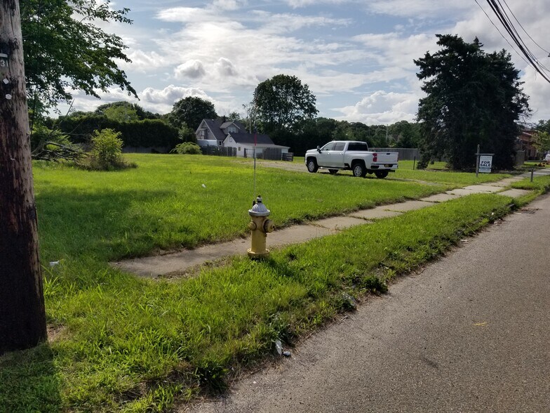 1350 Lakeland Ave, Bohemia, NY à vendre - Photo de l’immeuble – Image 2 sur 5