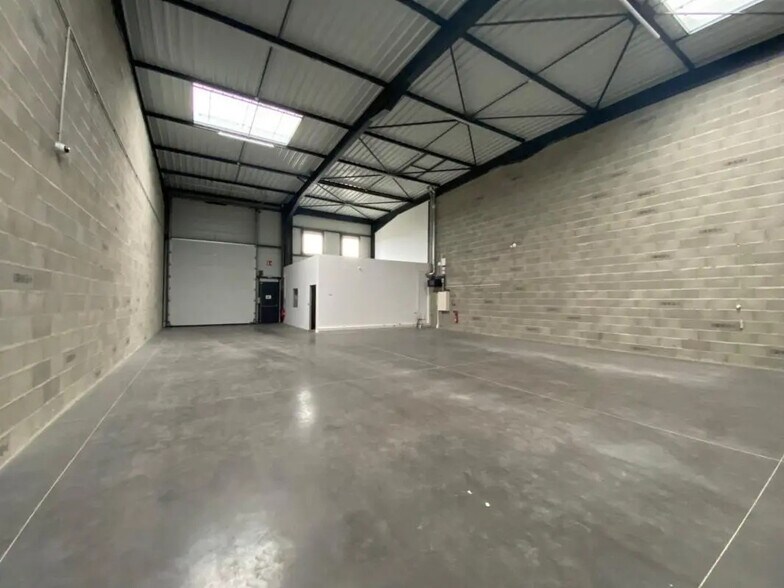 Local d'activités dans Corbas à vendre - Photo de l’immeuble – Image 2 sur 8