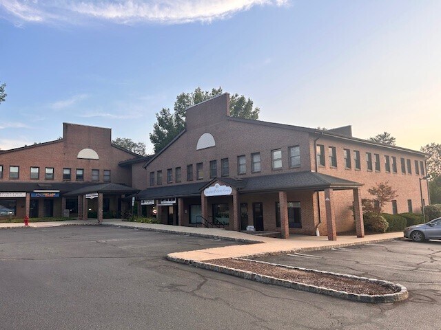 59 E Mill Rd, Long Valley, NJ à vendre - Photo de l’immeuble – Image 1 sur 7