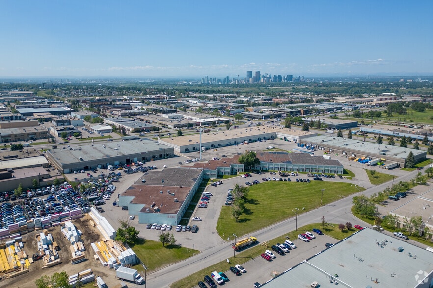 2219 35th Ave NE, Calgary, AB à vendre - Aérien – Image 2 sur 7