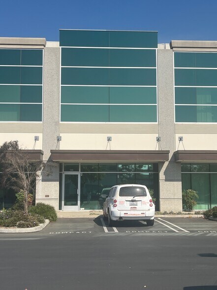 1211 Flynn Rd, Camarillo, CA à vendre - Photo de l’immeuble – Image 1 sur 7