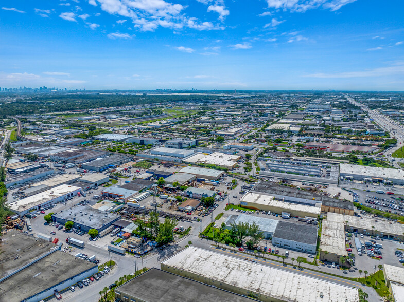 7711 NW 74th Ave, Medley, FL à vendre - Photo de l’immeuble – Image 2 sur 18