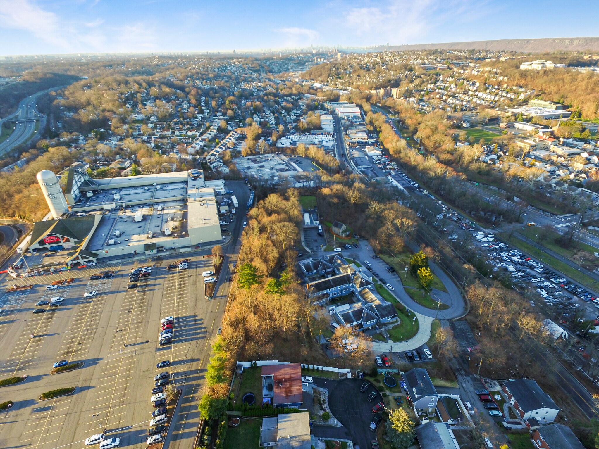 1154 Saw Mill River Rd, Yonkers, NY à vendre Photo de l’immeuble– Image 1 sur 23