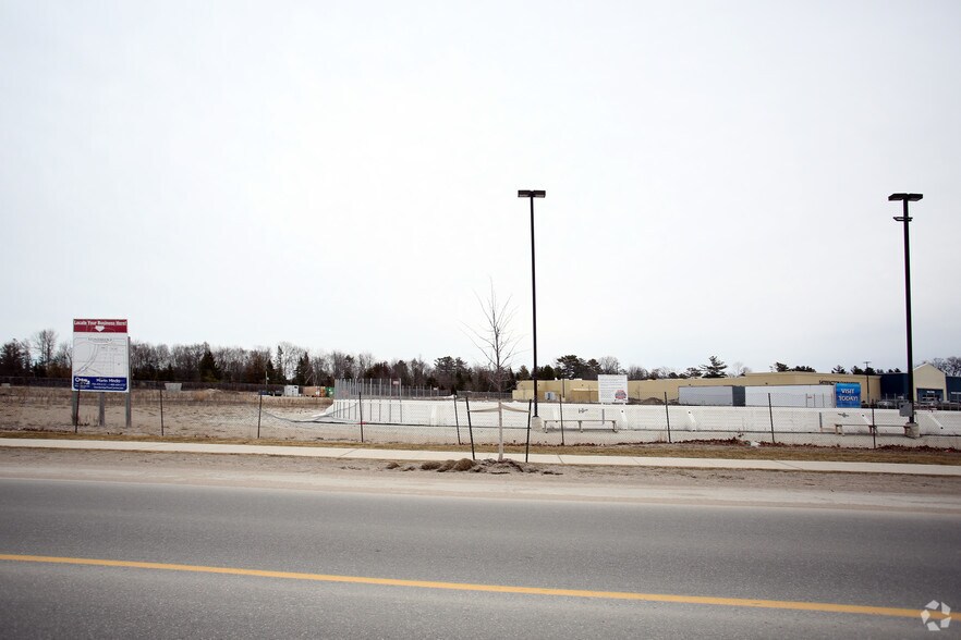 100 Stonebridge Blvd, Wasaga Beach, ON à louer - Photo de l’immeuble – Image 2 sur 2