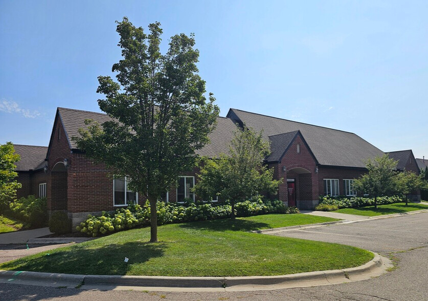 38221 Mound Rd, Sterling Heights, MI à louer - Photo de l’immeuble – Image 1 sur 5