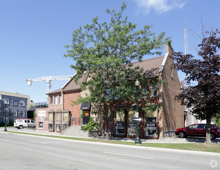 323 Church St, Oakville, ON à louer - Photo de l’immeuble – Image 2 sur 3
