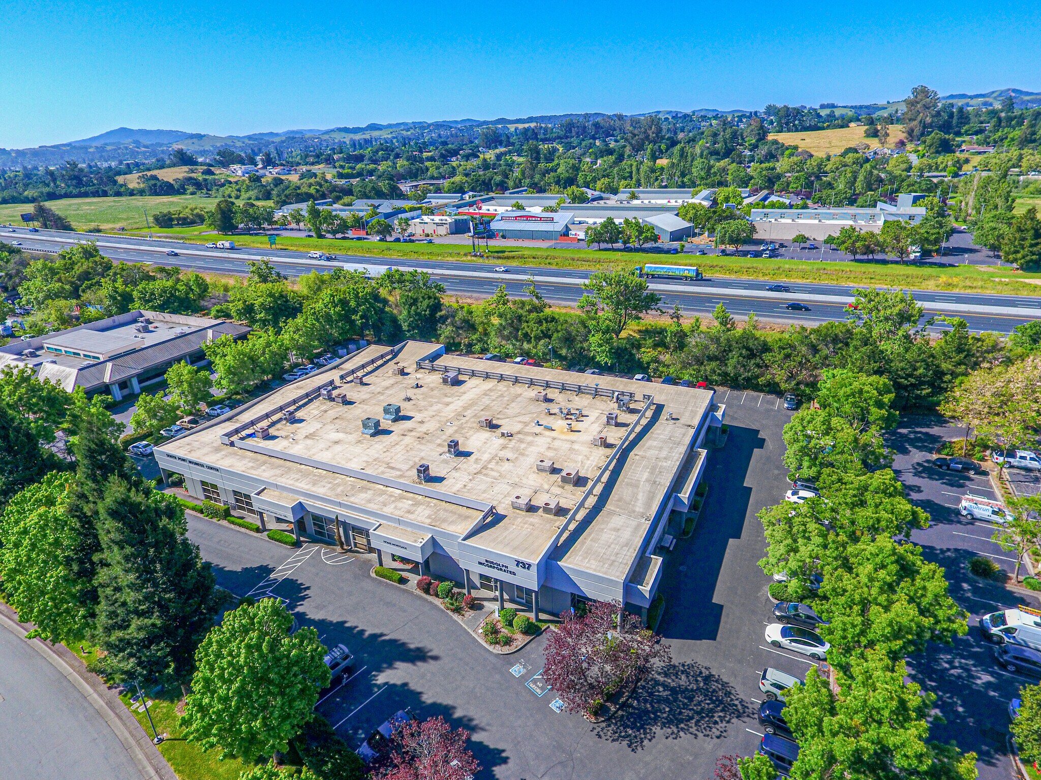 737 Southpoint Blvd, Petaluma, CA à vendre Photo principale– Image 1 sur 9