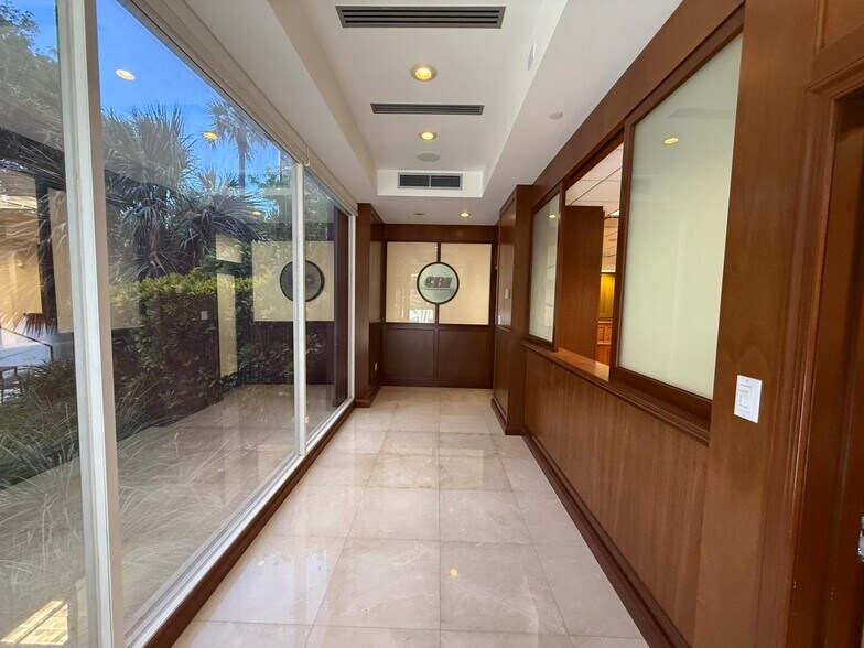 151 SE 15th Rd, Miami, FL à vendre - Photo de l’immeuble – Image 3 sur 23