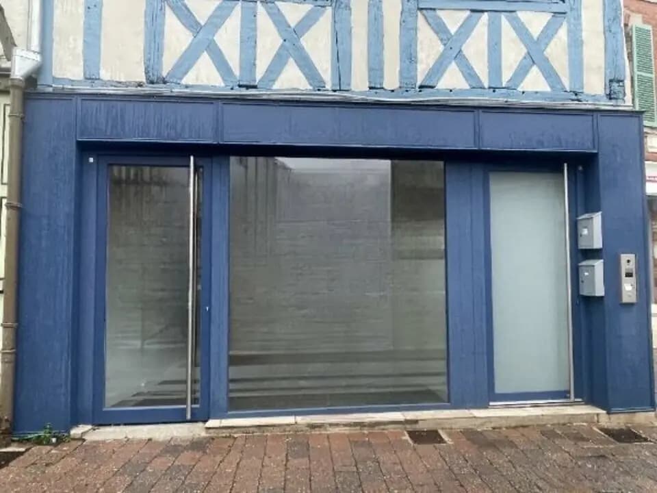 Local commercial dans Châlons-en-Champagne à louer Photo de l’immeuble– Image 1 sur 6