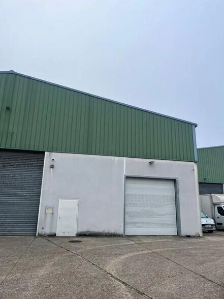 Industriel/Logistique dans à louer - Photo de l’immeuble – Image 3 sur 3