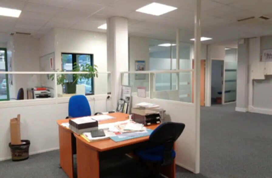 Bureau dans Bron à louer - Photo de l’immeuble – Image 1 sur 5