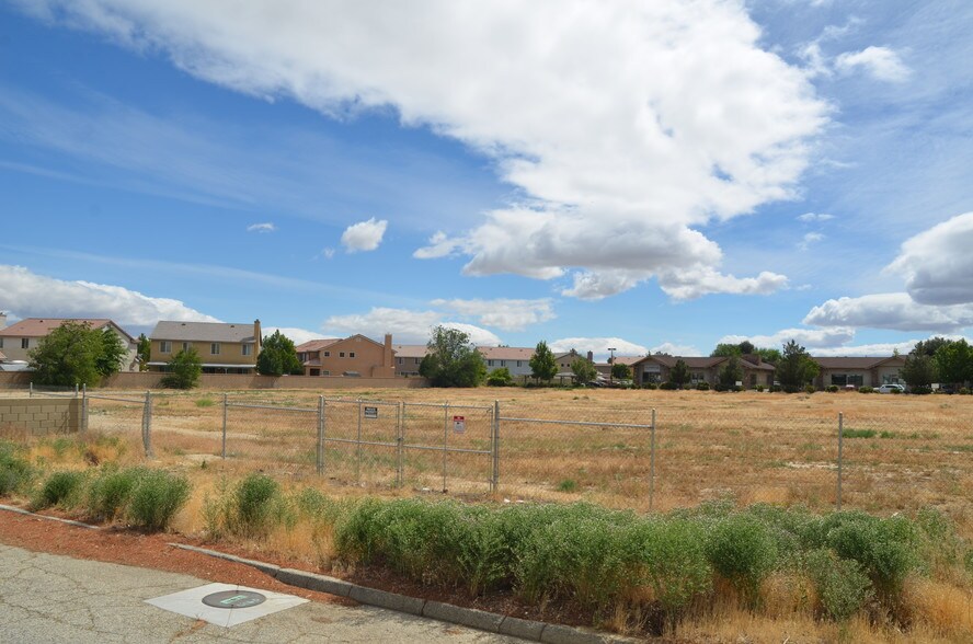 17th St West & Ave, Lancaster, CA à vendre - Photo de l’immeuble – Image 2 sur 12