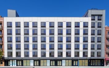 83-07 Queens Boulevard, Elmhurst, NY à louer Photo intérieure– Image 1 sur 2