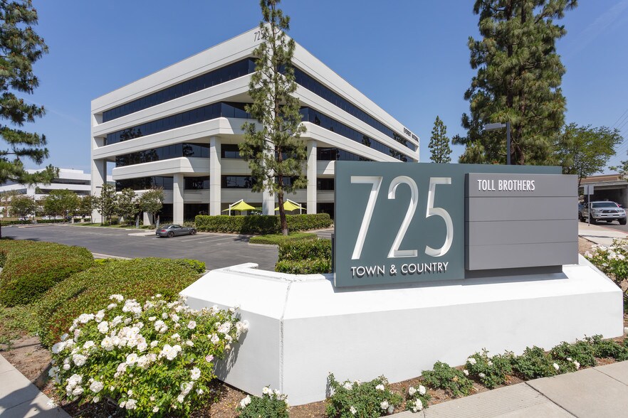 725 W Town and Country Rd, Orange, CA à vendre - Photo de l’immeuble – Image 3 sur 35