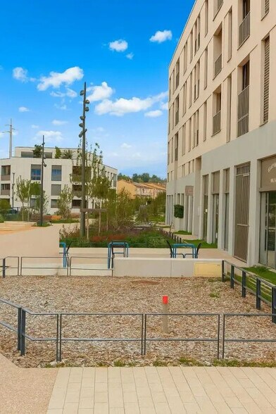 Local commercial dans Dardilly à louer - Photo de l’immeuble – Image 2 sur 8