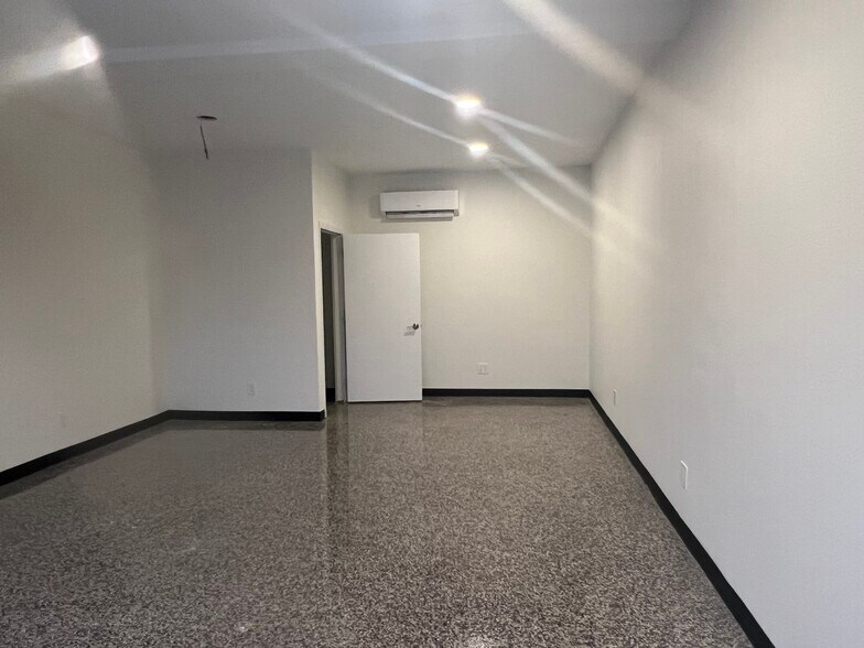 923 49th St S, Gulfport, FL à louer - Photo intérieure – Image 3 sur 8