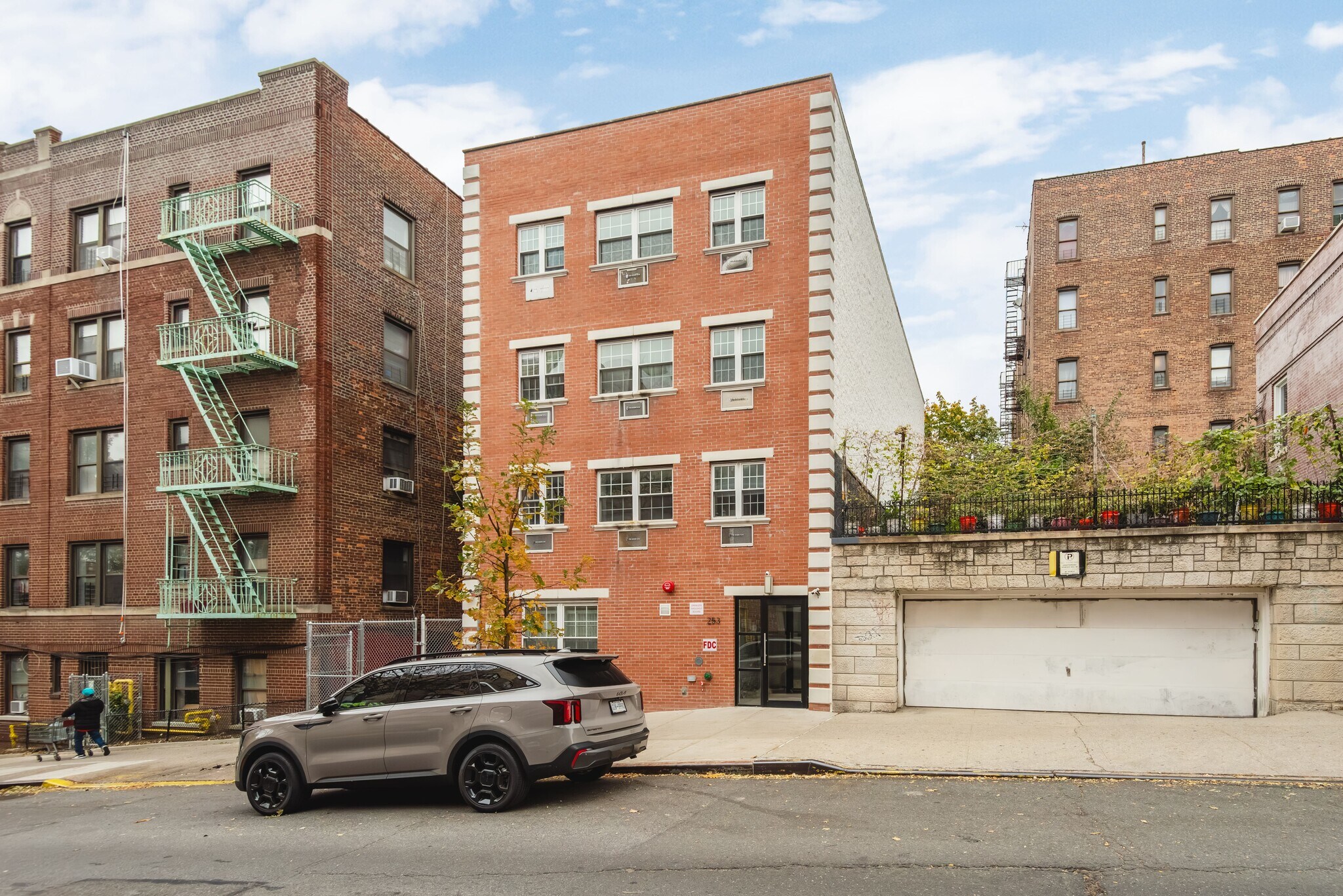 253 E 206th St, Bronx, NY à vendre Photo de l’immeuble– Image 1 sur 31