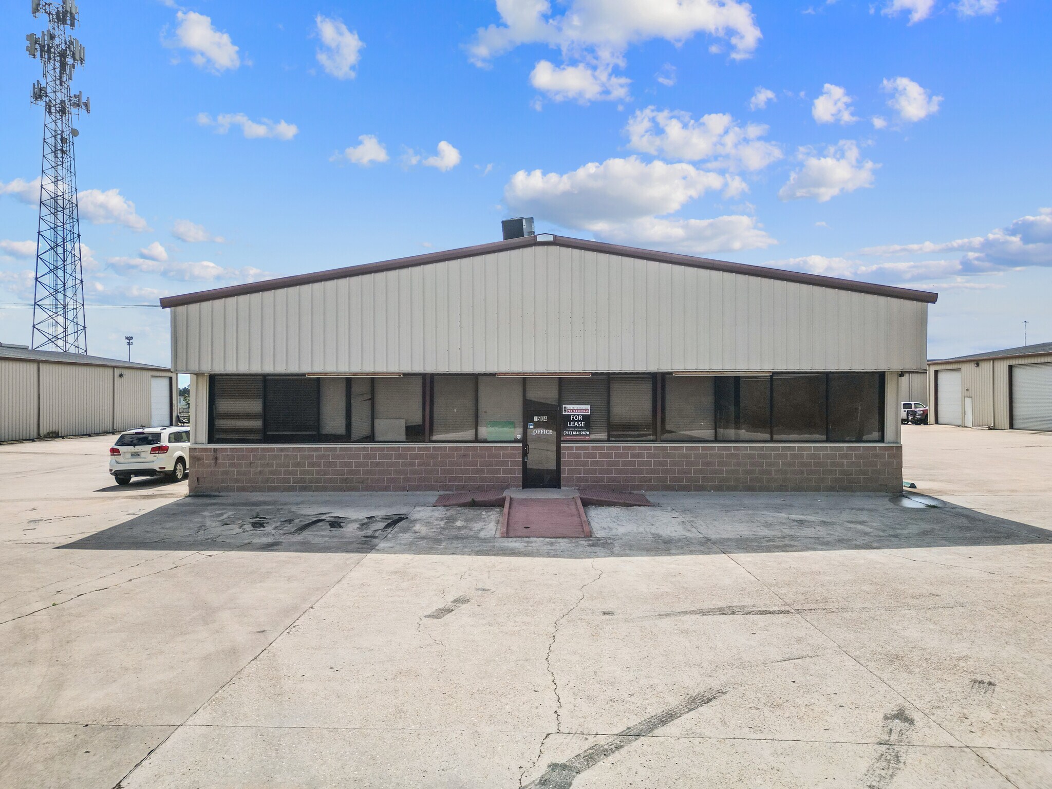 1504 S Frazier St, Conroe, TX à louer Photo de l’immeuble– Image 1 sur 18