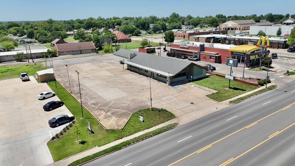 2120 N 14th St, Ponca City, OK à louer - Photo de l’immeuble – Image 2 sur 19