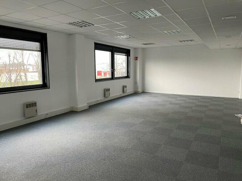 Bureau dans Saint-Quentin-Fallavier à louer - Photo intérieure – Image 1 sur 31