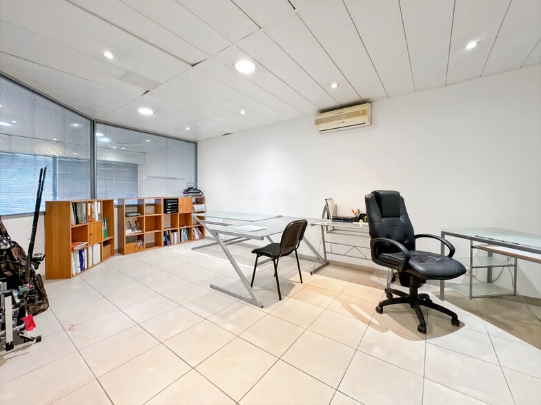 381 Avenue De Grasse, Mouans-Sartoux à louer - Photo de l’immeuble – Image 2 sur 13