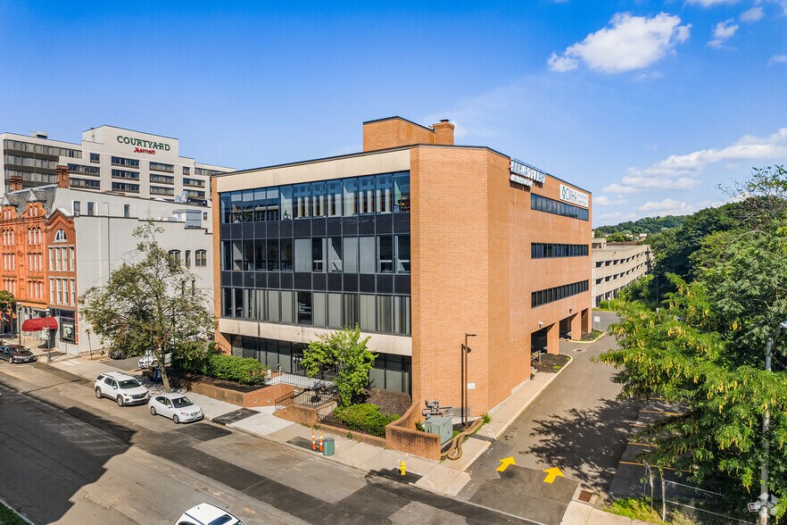 255 Bank St, Waterbury, CT à louer - Photo de l’immeuble – Image 1 sur 30