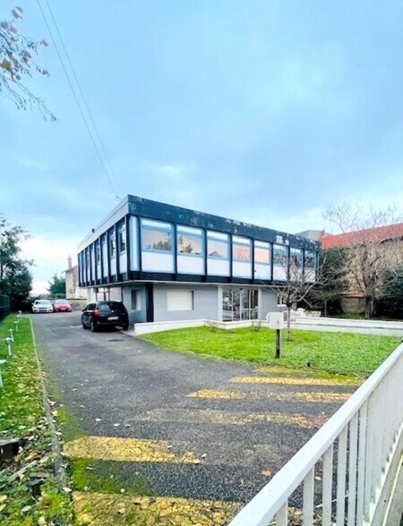 Local d’activités dans SAINT CYR L ECOLE à louer - Photo de l’immeuble – Image 1 sur 15