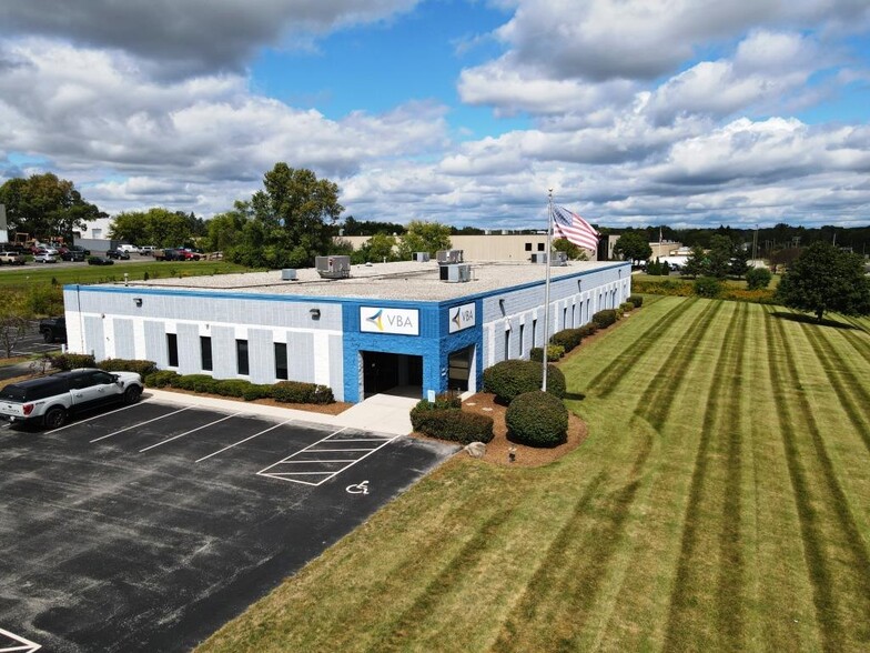 W180N11711 River Ln, Germantown, WI à vendre - Photo de l’immeuble – Image 1 sur 9