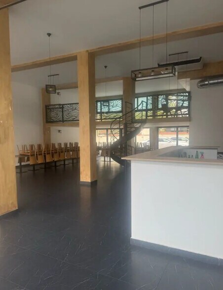 Local commercial dans Le Bourget à louer - Photo intérieure – Image 2 sur 3