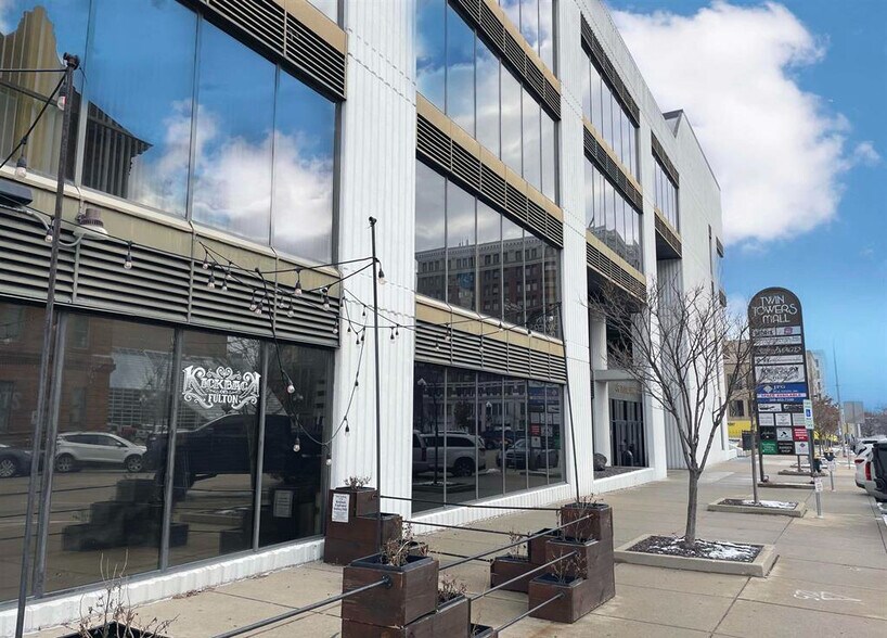 456 Fulton St, Peoria, IL à louer - Photo de l’immeuble – Image 2 sur 25